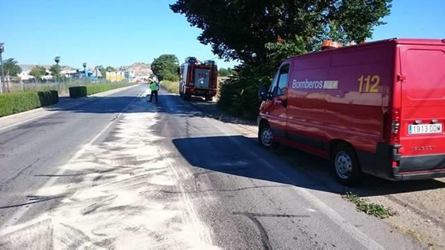 Cortan dos carreteras en Villena por una fuga de aceite