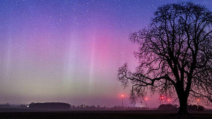 Una fotografía muestra la aurora boreal en Lietzen (Alemania).