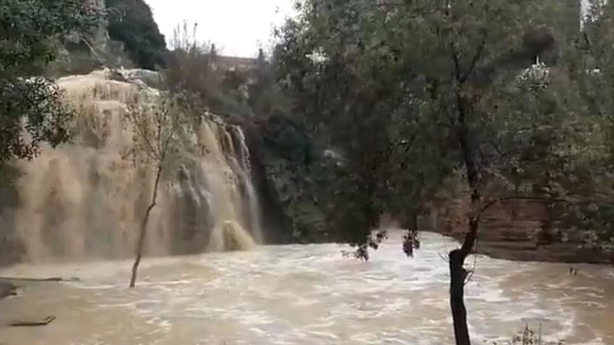 Así de crecido bajaba el río Huerva por Muel