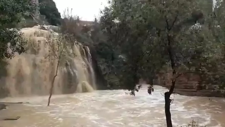 Así de crecido bajaba el río Huerva por Muel