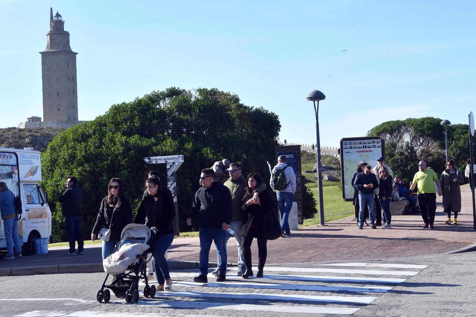 Semana Santa en A Coruña: turistas en la Torre de Hércules