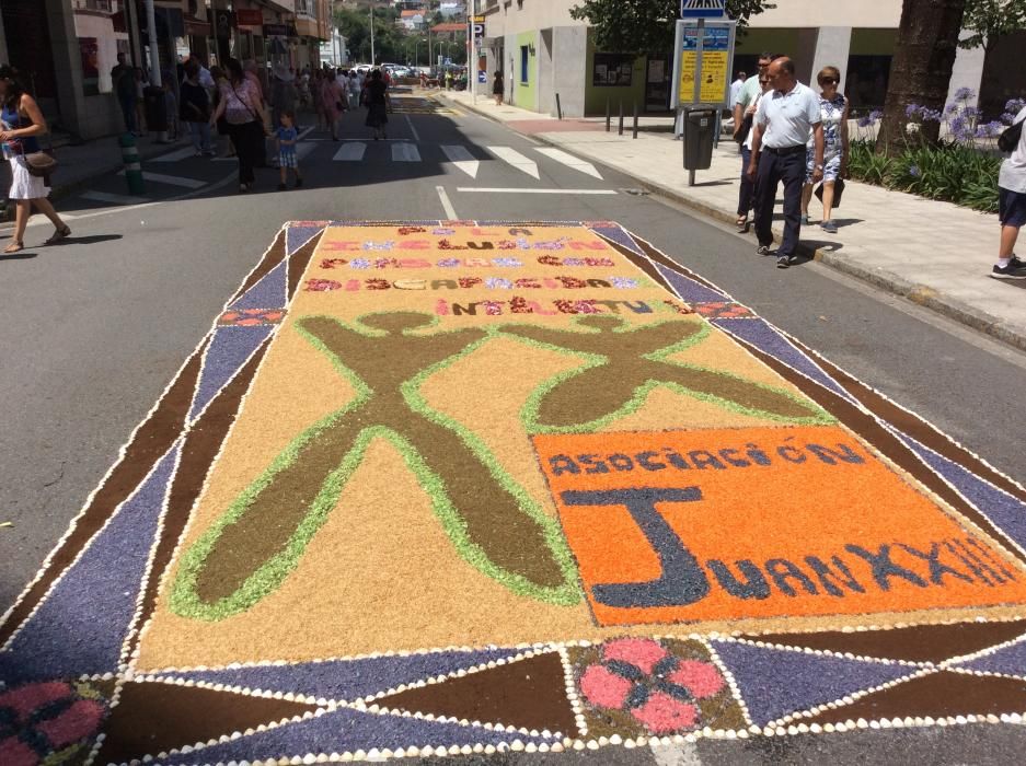 Cuando aún quedan varias horas para la procesión del Corpus las calles de Bueu ofrecen ya su mejor aspecto