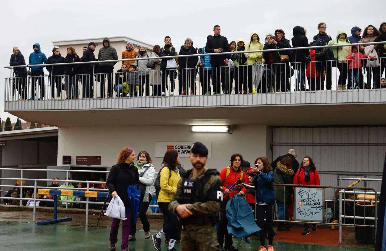 La lluvia no desanima a los participantes de la Carrera del Ebro