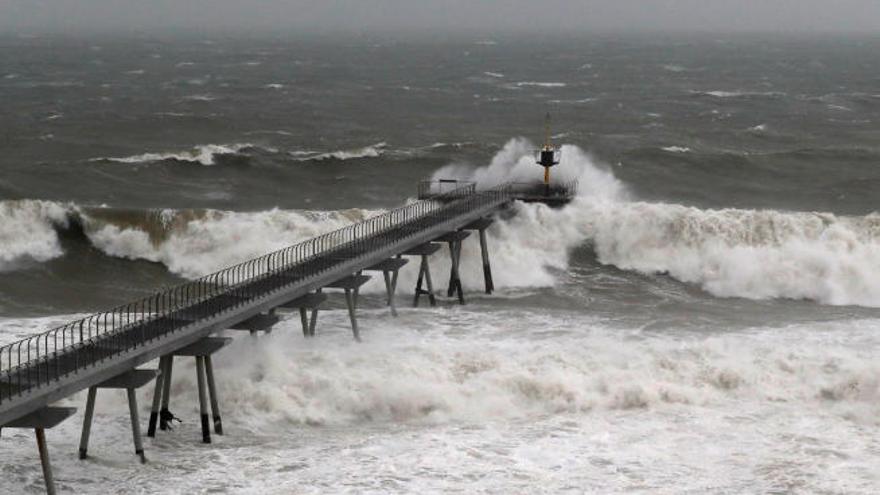 Imagen de la jornada de ayer en el puente Petróleo, en la costa del Maresme, en la zona de Badalona.