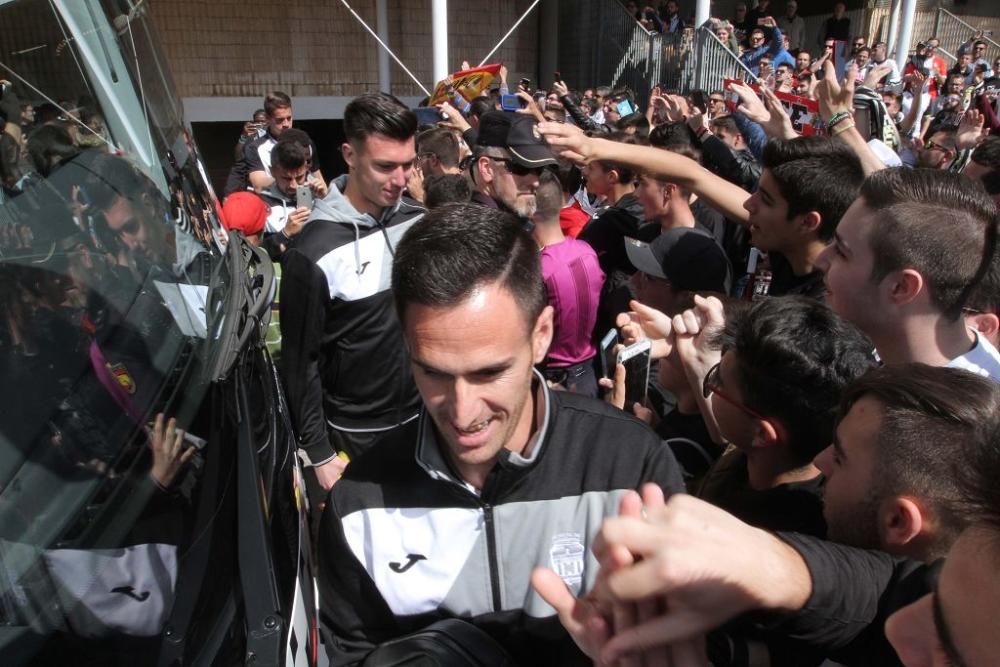 Salida de los jugadores y las peñas del FC Cartagena hacia Murcia para el derbi