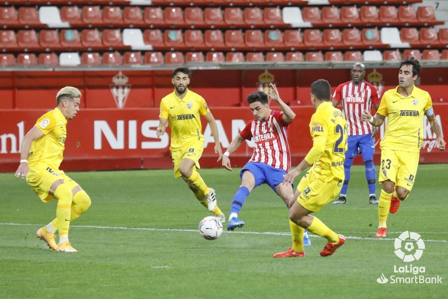 Partido de la Liga Smartbank entre el Sporting y el Málaga CF