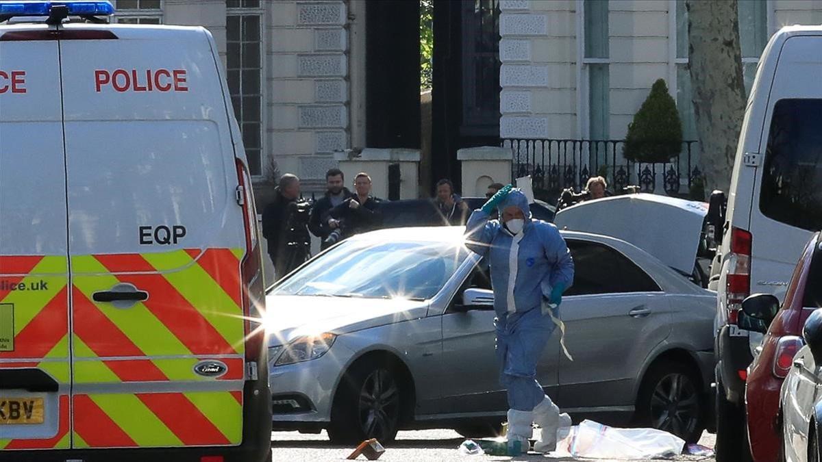 zentauroepp47746538 police forensics officer works at the site where police fire190413175324