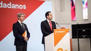 El expresidente de la Comunidad de Madrid, Ángel Garrido, junto al candidato de Ciudadanos a la presidencia regional Ignacio Aguado.