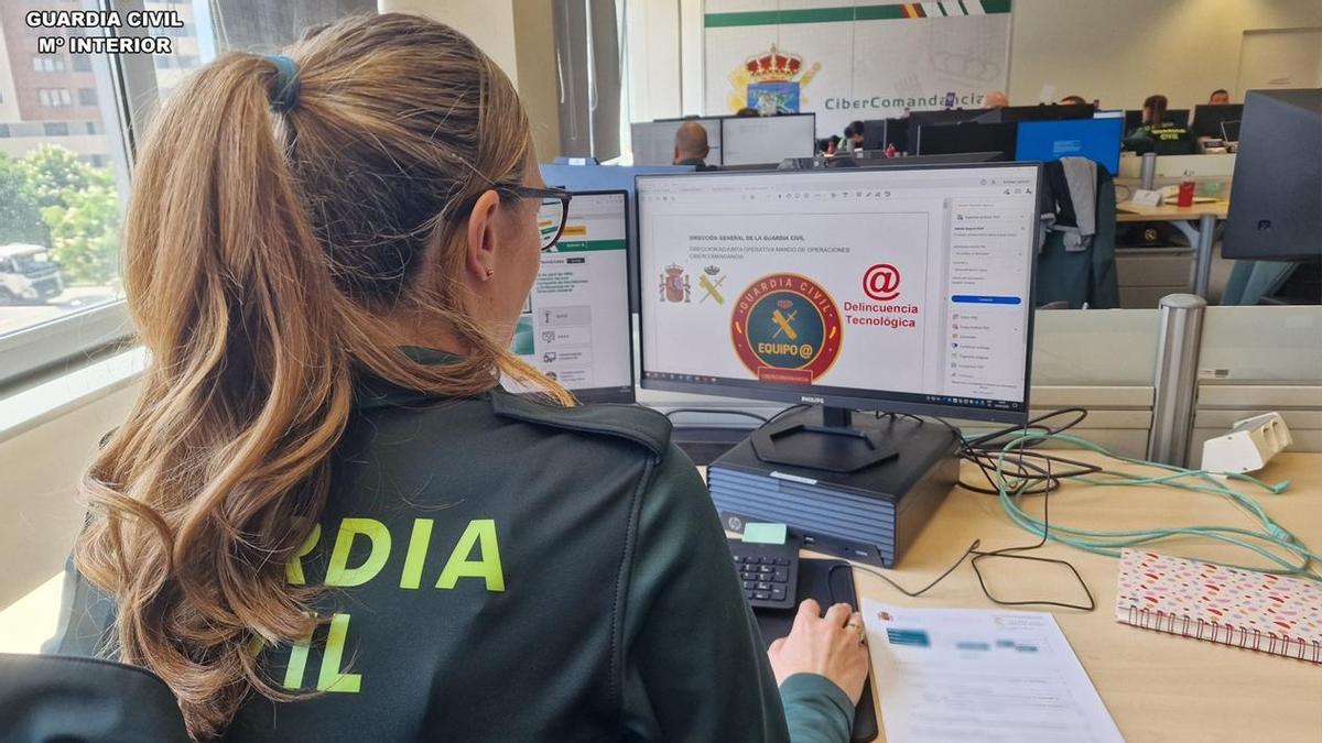 Una agente de la Cibercomandancia de la Guardia Civil.