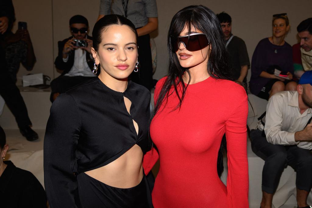 Rosalía y Kylie Jenner en el desfile de Acne Studios en París