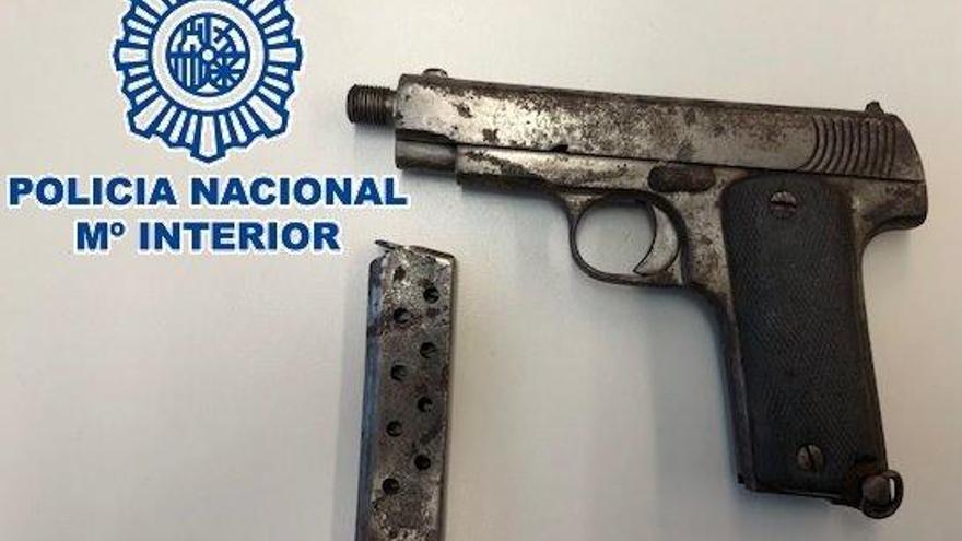 Arma intervenida por la Policía Nacional.