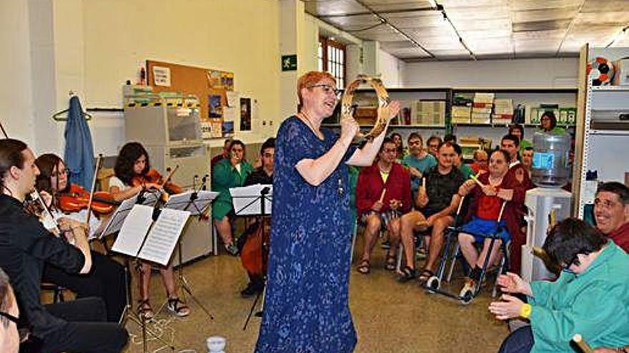 Els usuaris del Taller Coloma van sumar-se al concert tocant instruments de percussió amb el quartet