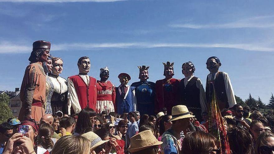 Arriba, los gigantes. A la izquierda, procesión de la Virgen. A la derecha, el alcalde de Puebla.