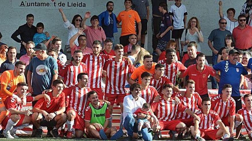 Els jugadors del Manresa van formar amb les famílies i acompanyants després de derrotar el Lleida B a Gardeny i fer un pas de gegant cap a la nova categoria