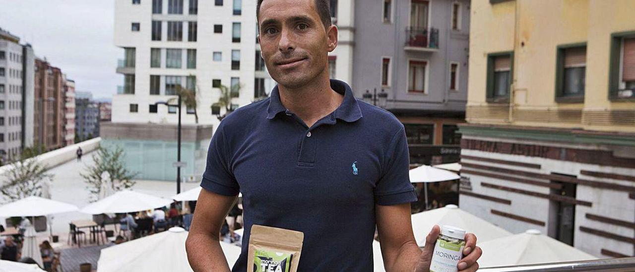 Sergio Espina, en Oviedo, con el producto merecedor del premio.