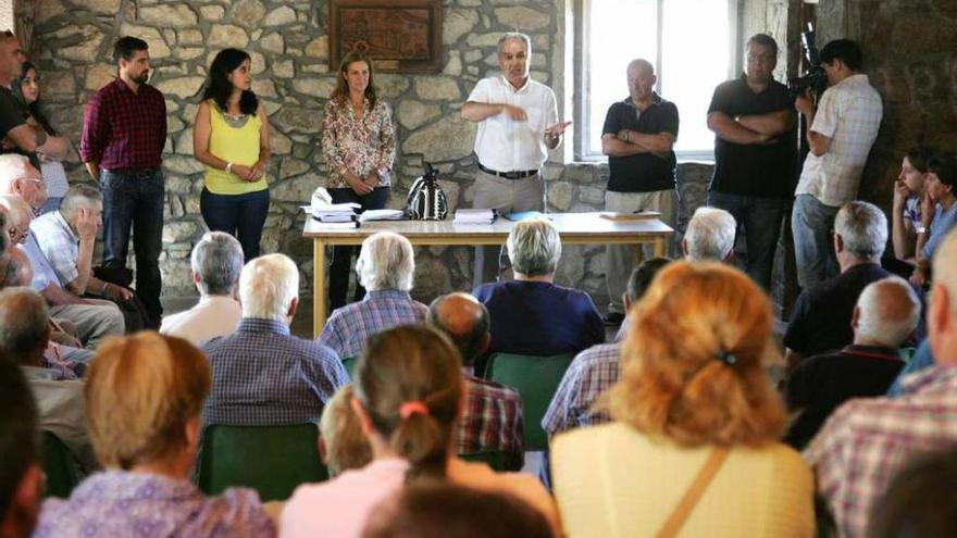 Antonio Crespo informó a los vecinos de la evolución de la fase de acuerdo. // Bernabé/Luismy