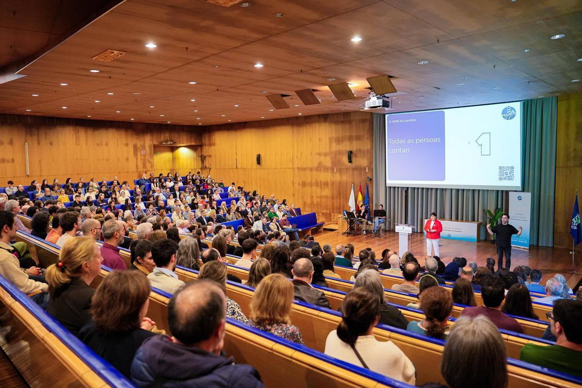 Carmen García Mateo completó el aforo del salón de actos de Económicas.