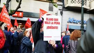 Medio millar de personas se concentran ante la sede del PSOE en Zaragoza en apoyo a Pedro Sánchez
