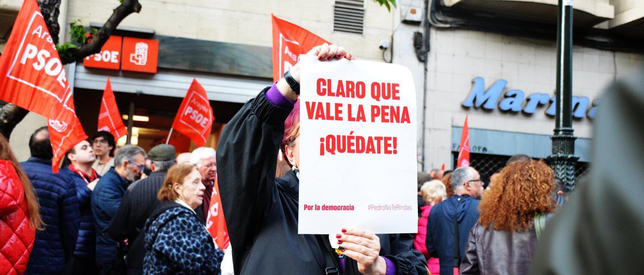 Medio millar de personas muestra su apoyo a Pedro Sánchez en Zaragoza