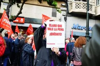 Medio millar de personas muestra su apoyo a Pedro Sánchez en Zaragoza