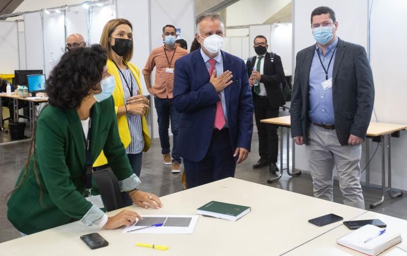 Visita de Ángel Víctor Torres al centro de rastreadores en el Recinto Ferial de Santa Cruz de Tenerife