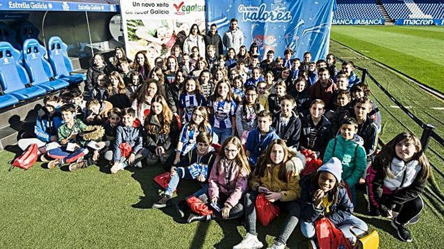 Escolares en Riazor dentro del programa &#039;Os Nosos Valores-Escolas Branquiazuis&#039;.