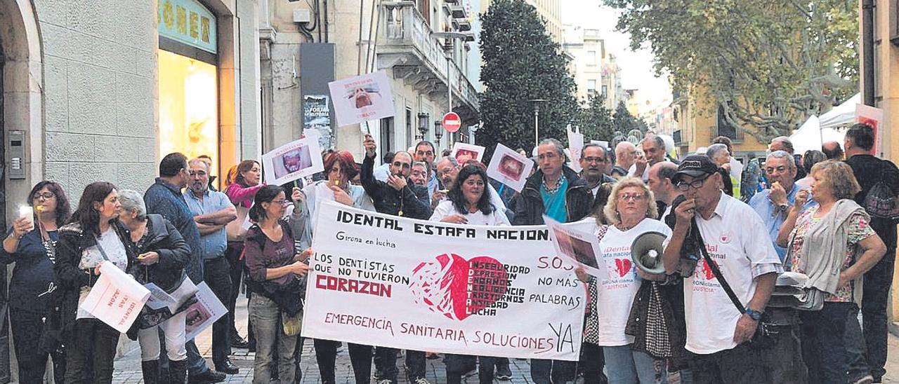 Protesta d’afectats d’iDental a Girona, l’octubre de 2018.