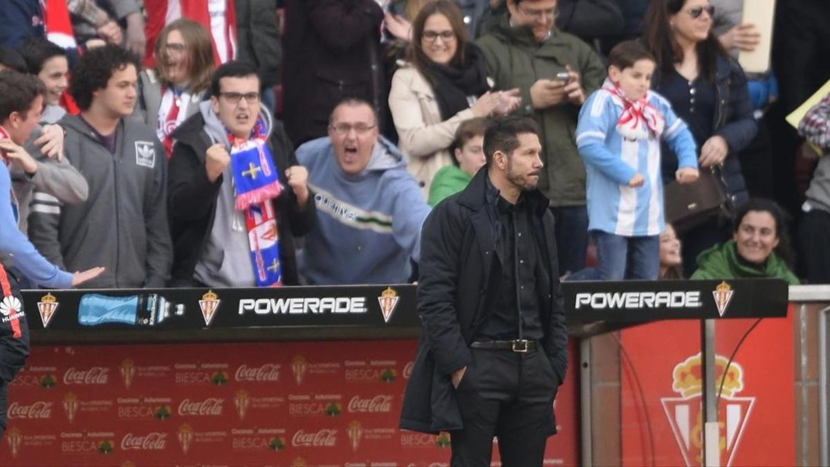 Simeone, con gesto serio, tras el 2-1 entre la alegría del público de El Molinón.