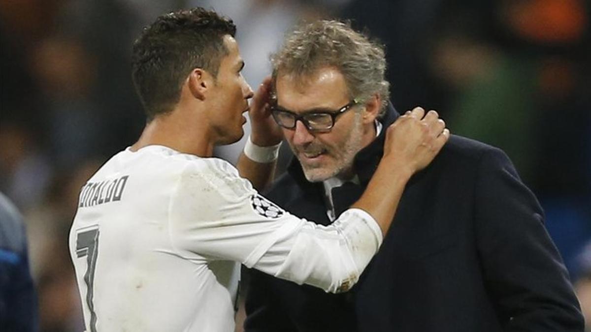 El jugador del Real Madrid Cristiano Ronaldo hablando con el técnico del PSG Laurent Blanc