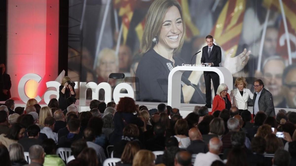 José Luis Rodríguez Zapatero interviene en el acto de homenaje. En pie puede verse también a la exvicepresidenta Teresa Fernández de la Vega, con los padres de Carme Chacón.