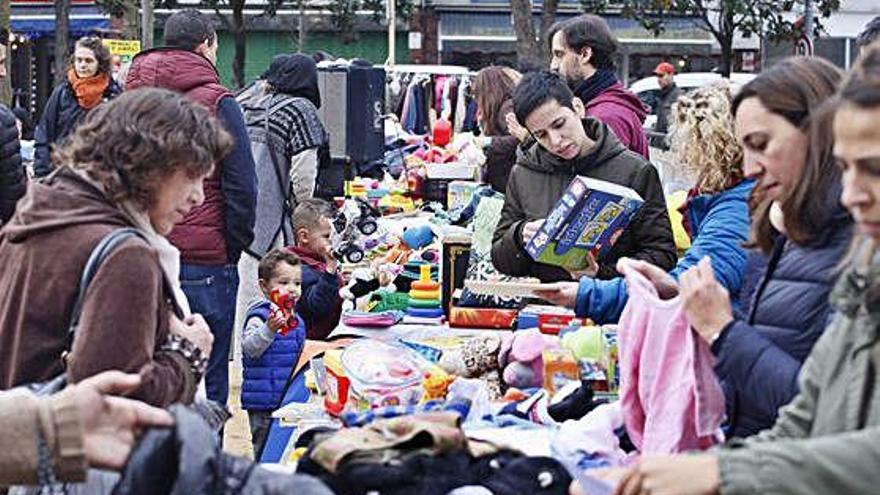 Mercat de segona mà de les associacions de mares i pares d&#039;alumnes a Salt