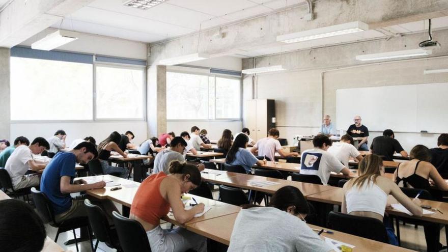 Alumnos durante unas pruebas de Selectividad en la UIB.