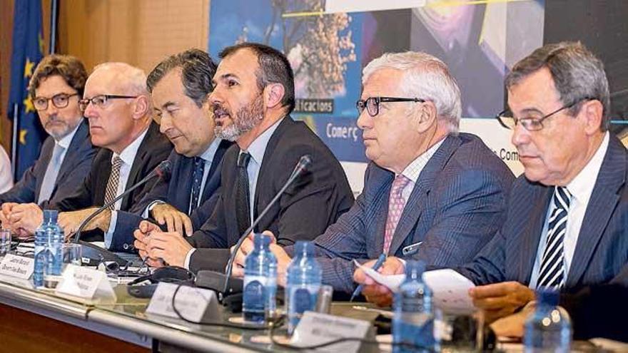 El vicepresidente, Biel Barceló, entre otros asistentes a la reunión.