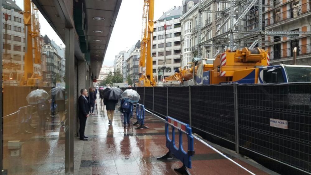 La calle Uría reabre el tránsito a los peatones frente a la casa incendiada