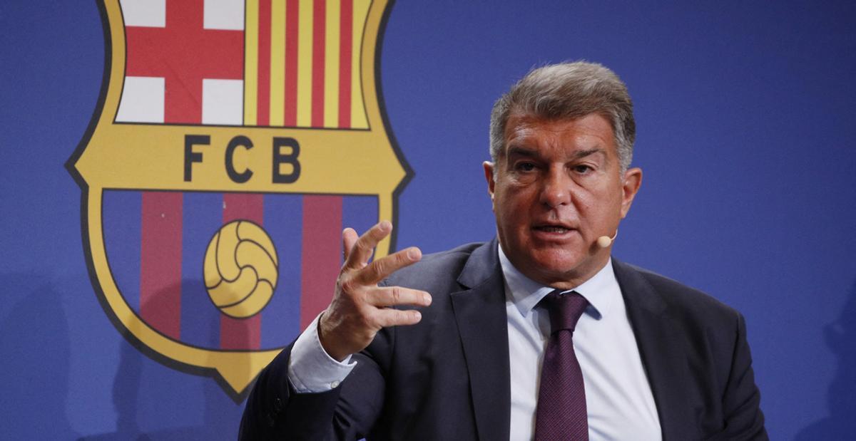 Joan Laporta, hablando delante del escudo del Barça