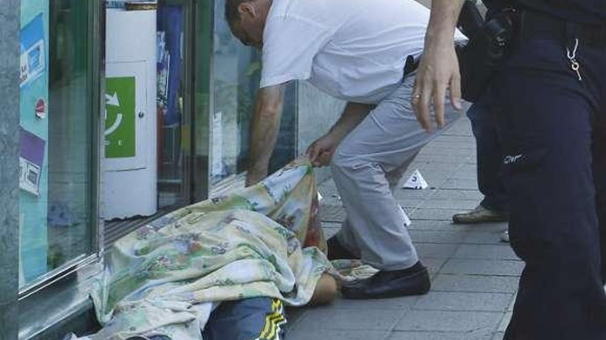 Agentes del Grupo Operativo Especial de Seguridad la Policía, interviniendo en la redada de ayer en uno de los poblados gitanos.  // CNP