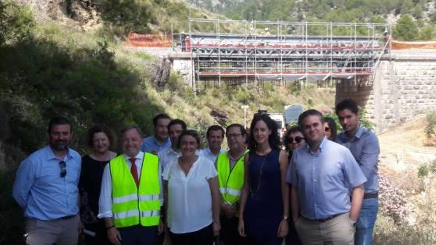 Moragues y los alcaldes y concejales, ayer en término de Muro con las obras del puente/tablero al fondo.