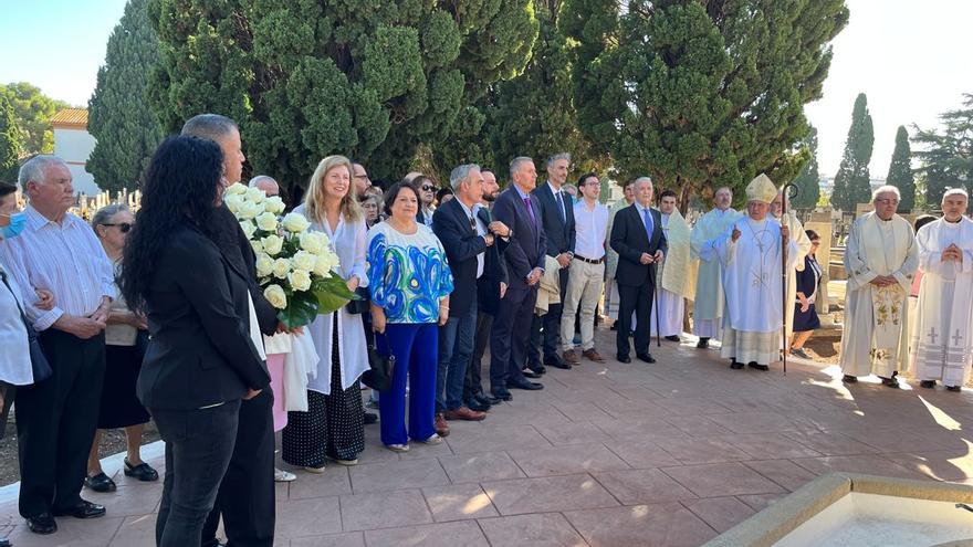 la alcaldesa de Castellón, Amparo Marco, la concejala de Cementerios, Isabel Granero, y otros miembros de la corporación en la misa y ofrenda floral con motivo del 1 de noviembre.