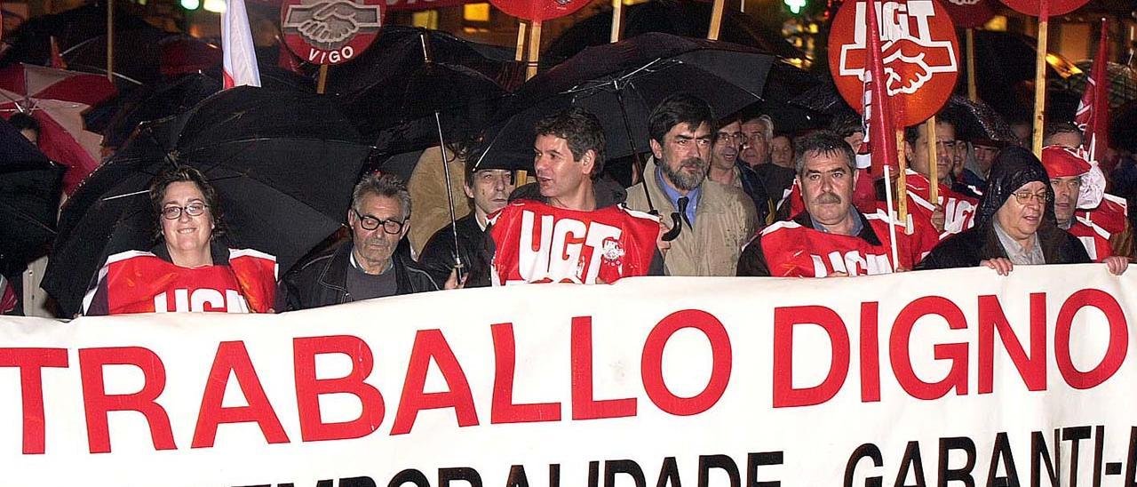 Manifestación sindical por el derecho a un empleo digno en las calles de Vigo