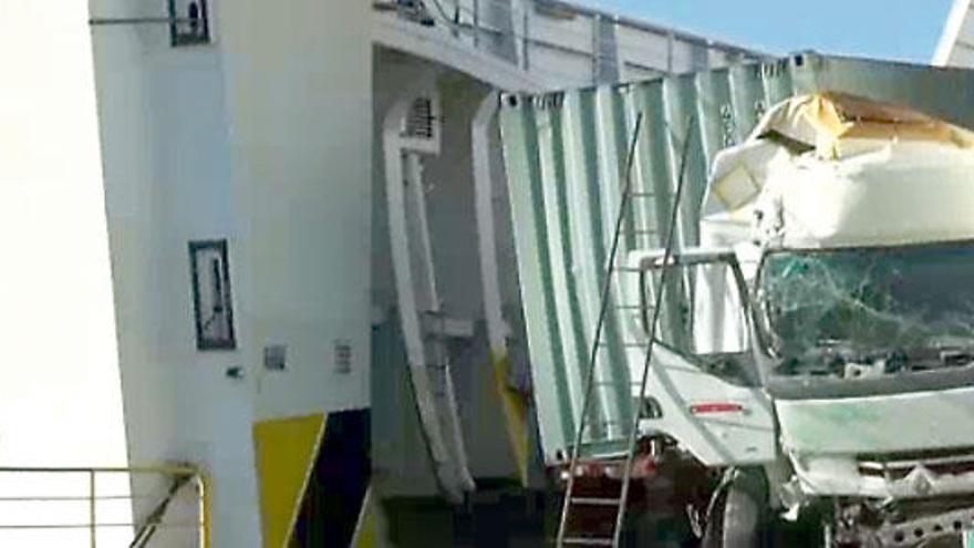 El camión siniestrado, ayer en el puerto de Palma, bloqueando la rampa de salida del ferry.