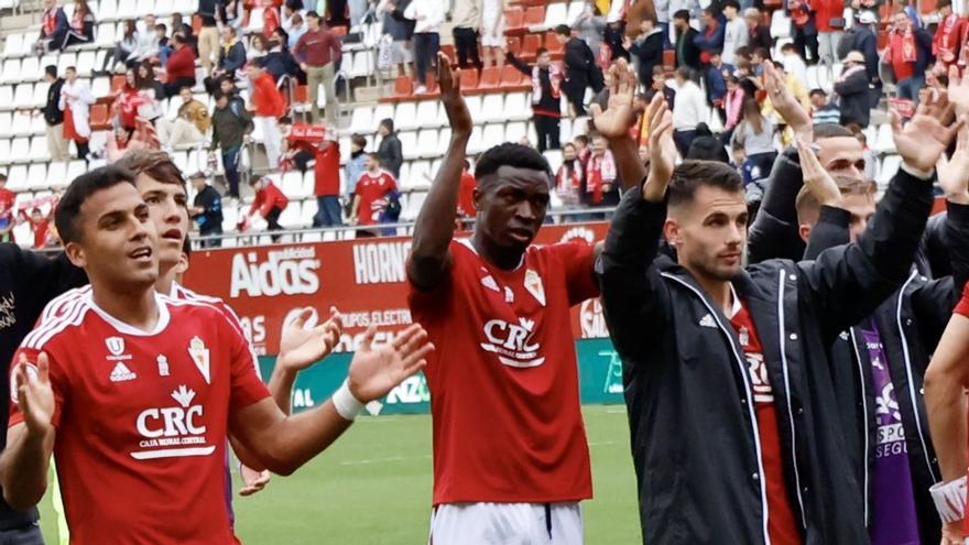Amin, Sabit y Dani Vega, jugadores del Real Murcia, celebrando el triunfo ante el Ceuta.  | JUAN CARLOS CAVAL