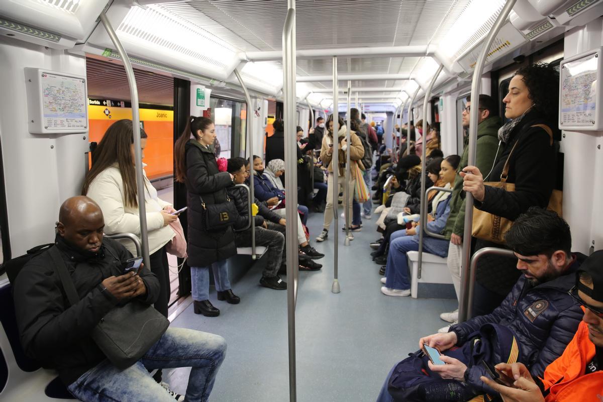 Último día de la mascarilla obligatoria en el transporte público