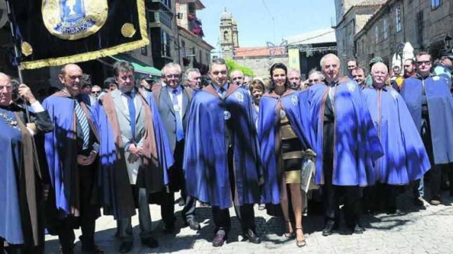 Rafael Louzán (segundo izda.), el alcalde de Cambados, Luis Aragunde (quinto dcha.), la actriz Diana Nogueira y Juan Gil, junto a los Cabaleiros, camino de Torrado. // Noé Parga