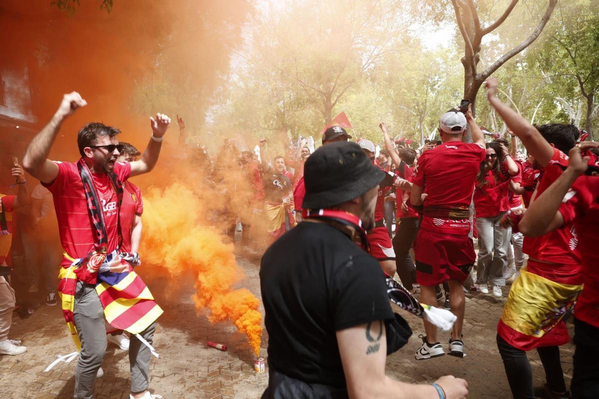 Los aficionados del Mallorca toman Sevilla antes de la final de la Copa del Rey