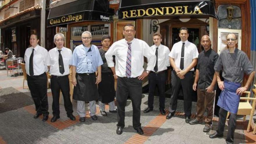 El redondelano Braulio Míguez (c.), junto al personal del restaurante Redondela de Las Palmas.  // J.C. Guerra