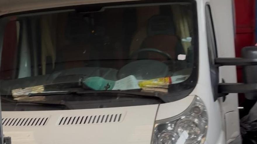 El estafador de la autocaravana vuelve a la carga: el vehículo desaparece del depósito policial y aparece en un taller que el sierense tenía alquilado (aunque no pagaba) en Langreo