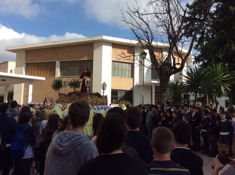 Los colegios Altabaca y Gamarra celebran sus procesiones en la mañana del Viernes de Dolores.