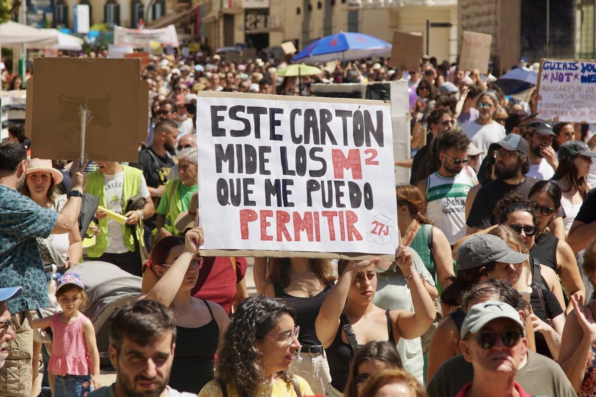 Miles de malagueños recorren las calles del centro de Málaga durante la manifestación del 27J por la vivienda