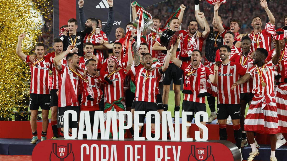 Jugadores del Athletic Club levantan la Copa del Rey