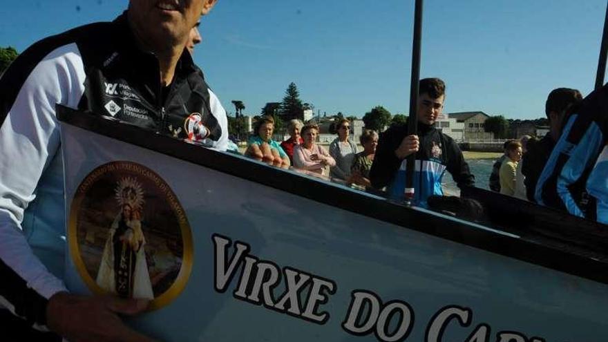 El nombre de &quot;Virxe do Carme&quot; luce en la proa de la trainera. // I.A.